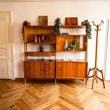 Artsy Loft Downtown 1 *